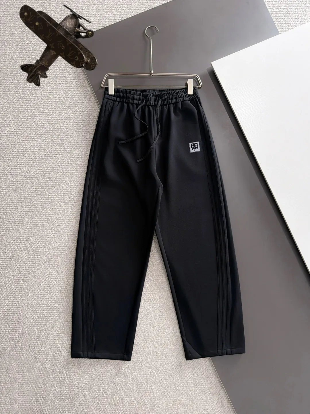 Next day shipment P195 Balenciaga 2026 Autumn and Winter New Arrival elastic band casual pants, counter-customized fabrics, Breathable, high comfort, impeccable details, brand element design concept, reflecting high quality. It feels delicate and soft! It presents a casual cut and the upper body shape is great! Sizes:S-3XL